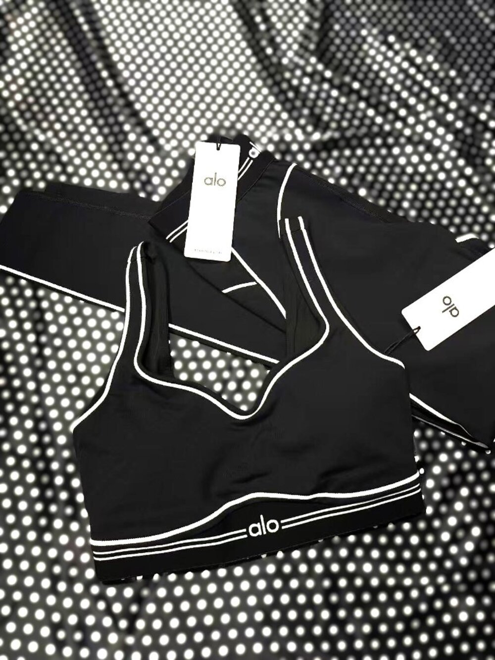 Brand New ALO Airbrush Heart Throb Yoga Set (Black & White) - Picture 8 of 11